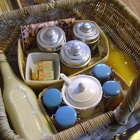 Les Roulottes De Saint-Sulpice Guest House Bagian luar foto