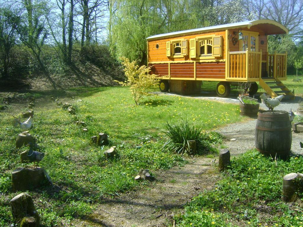 Les Roulottes De Saint-Sulpice Guest House Bagian luar foto
