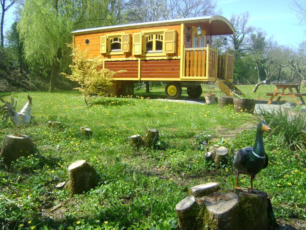 Les Roulottes De Saint-Sulpice Guest House Bagian luar foto
