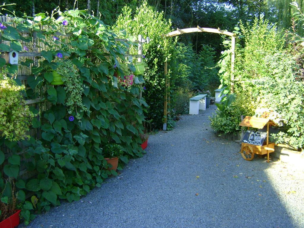Les Roulottes De Saint-Sulpice Guest House Bagian luar foto