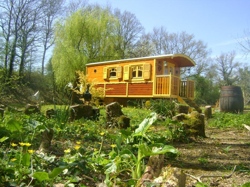 Les Roulottes De Saint-Sulpice Guest House Ruang foto