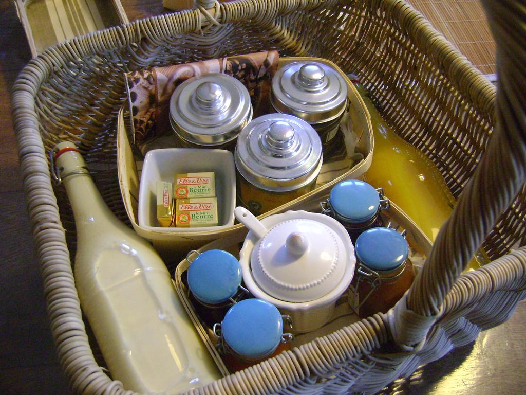 Les Roulottes De Saint-Sulpice Guest House Bagian luar foto