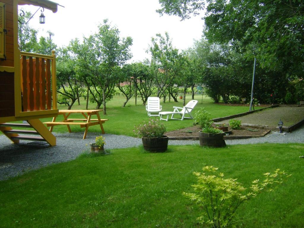 Les Roulottes De Saint-Sulpice Guest House Bagian luar foto