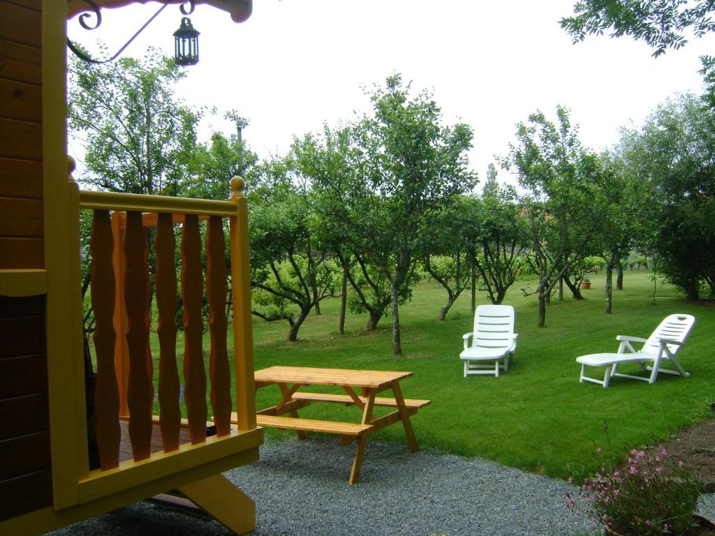 Les Roulottes De Saint-Sulpice Guest House Bagian luar foto