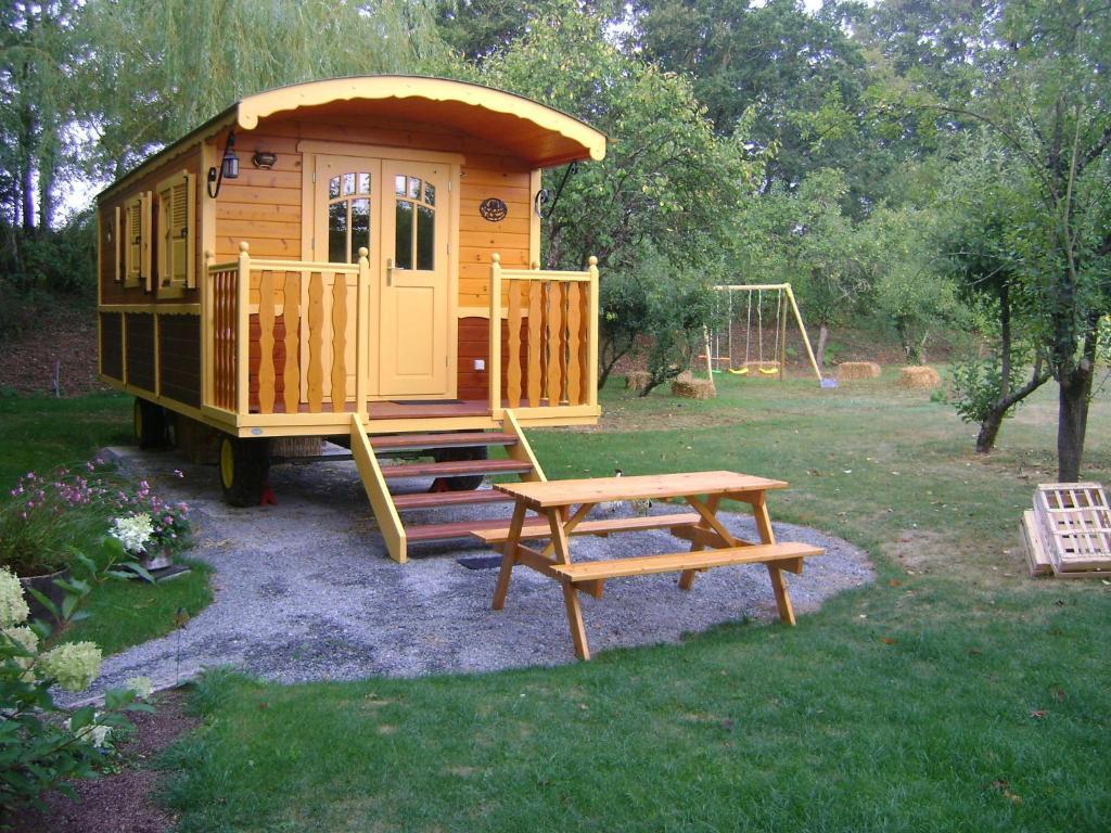 Les Roulottes De Saint-Sulpice Guest House Bagian luar foto