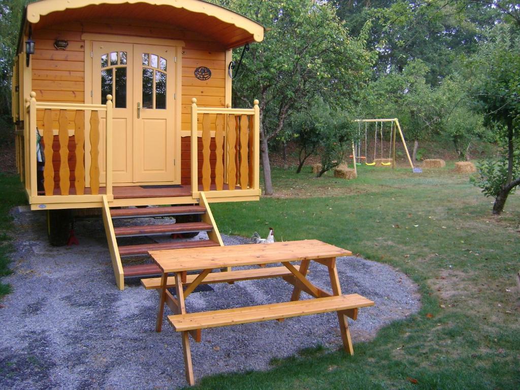 Les Roulottes De Saint-Sulpice Guest House Bagian luar foto