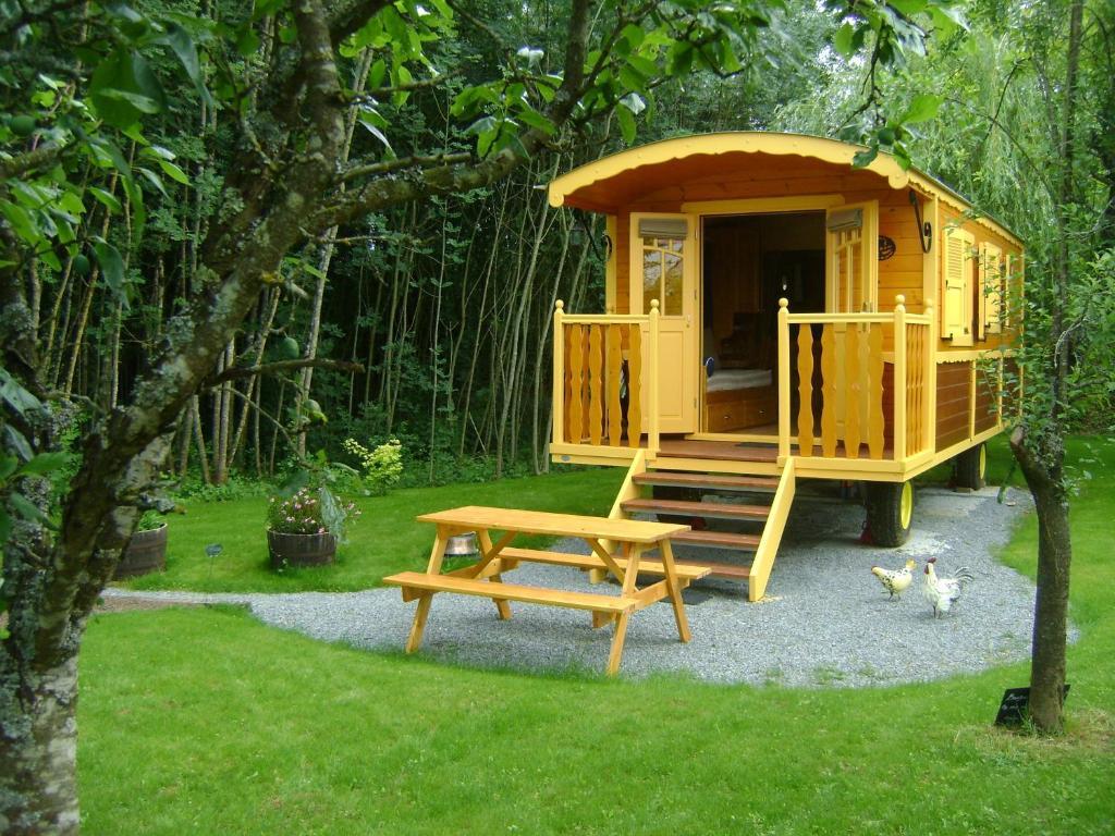 Les Roulottes De Saint-Sulpice Guest House Bagian luar foto